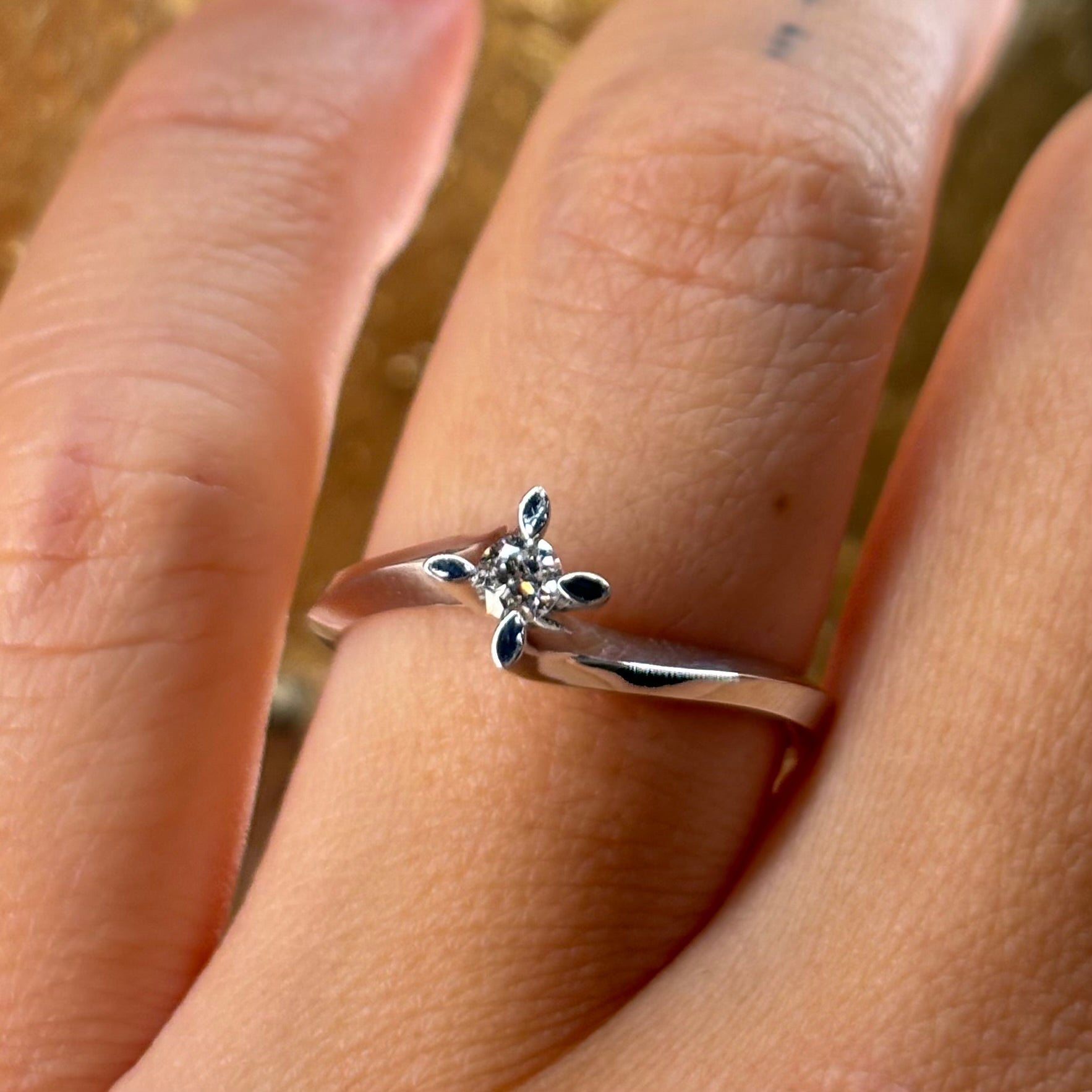 Красив женски годежен пръстен с диамант, изработен от бяло злато пръстен за годеж в класически дизайн с диамант 0.11 карата